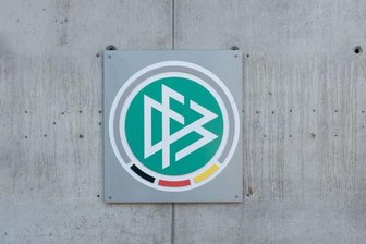 Das Logo des DFB an der Zentrale des Deutschen Fussball-Bundes in Frankfurt am Main.