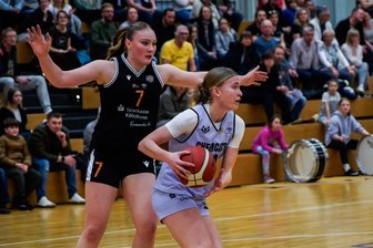 Dritte Niederlage in Folge: Basketballerinnen der Chemcats Chemnitz verlieren Anschluss an die Playoff-Plätze - Lilly Küppers (am Ball) war mit 15 Punkten gemeinsam mit Erin Stroberg und Leni Knorr die beste Werferin der Chemcats bei der Niederlage gegen Bonn (hier Lena Lingnau).