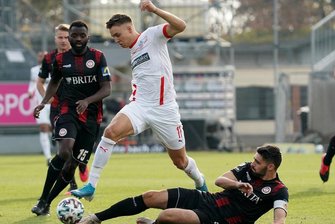 Dritte Niederlage in Serie: Zwickau verliert in Wiesbaden - Dustin Willms (Mitte) vom FSV Zwickau beim Spiel gegen den SV Wehen Wiesbaden.