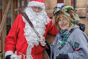 Dritter Advent im Erzgebirge: Wo die Hexe den Weihnachtsmann trifft - Hexe Schlotterknie und der Weihnachtsmann auf dem Ehrenfriedersdorfer Märchen-Weihnachtsmarkt.