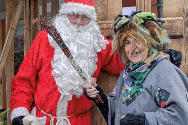 Dritter Advent im Erzgebirge: Wo die Hexe den Weihnachtsmann trifft - Hexe Schlotterknie und der Weihnachtsmann auf dem Ehrenfriedersdorfer Märchen-Weihnachtsmarkt. 