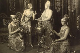 Dritter Anlauf für eine Premiere: Hommage an Weltstar der Oper - "Die ägyptische Helena", eine Oper von Richard Strauss, wurde am 6. Juni 1928 in Dresden uraufgeführt - mit Elisabeth Rethberg (2. v. r.) als Helena. Mit der Aufführung begannen die 1. Dresdner Opernfestspiele. In dieser Szene wirkten Maria Rajdl (2. v. l.) als Aithra sowie als deren Dienerinnen Sigrid Rothermel (l.) und Erna Berger mit.