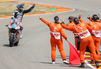Dritter auf dem Sachsenring: Schrötter gelingt Befreiungsschlag - Marcel Schrötter bedankt sich nach seinem dritten Platz bei den Streckenposten und Zuschauern