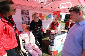 Dritter AWO-Team-Cup in Freiberg: Berufsorientierung und Sport - Nicole Rudat von der AWO Freiberg (M.) erläutert beim AWO-Team-Cup in Freiberg Schülern den Pflege-Dummy.