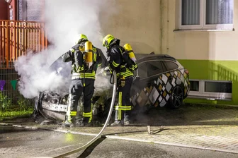 Dritter Pkw-Brand in Zwönitz: Polizei ermittelt wieder wegen Brandstiftung - Bereits in der Nacht zu Dienstag hatte in Zwönitz ein Mazda nahe der Kita Regenbogen in Flammen gestanden. Nun gab es einen weiteren Fall. Erneut wird wegen Brandstiftung ermittelt.