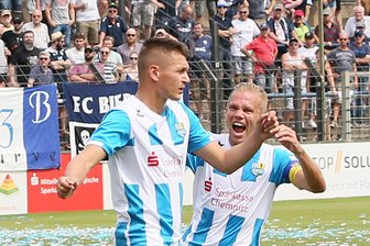 Dritter Sieg im dritten Punktspiel: CFC gewinnt in Potsdam - Daniel Frahn Frahn (links) trifft zum 1:0 und jubelt mit Dennis Grote.