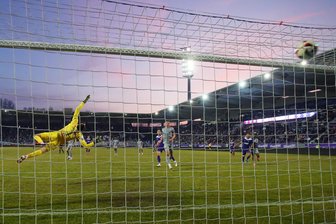 Dritter Sieg in Serie: FC Erzgebirge Aue schlägt Viktoria Köln dank zweier Distanzschusstore - Omar Sijaric versenkt den Ball im Netz.