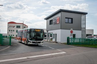 Dritter Streiktag steht an: Welche Busse in Mittelsachsen trotzdem fahren - Der Betriebssitz von Regiobus in Mittweida am Donnerstag.