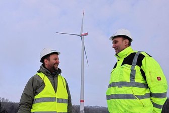 Drittes Windrad in Zwickau-Mosel dreht sich: Was vom Protest übrig blieb - Carsten Kießhauer (links) und Maik Hoffmann vom Projektsteuerer Sabowind haben federführend das Windrad im Schäbigtgrund geplant und gebaut - trotz einiger Widerstände.
