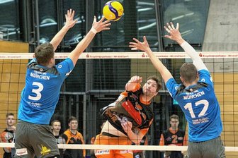 Drittliga-Abschied legt Schwächen offen - Zschopaus Diagonalangreifer Kay Trautvetter findet eine Lücke im Münchener Block und weiß diese zu nutzen. Zu einem Sieg reichte es für ihn und seine Teamkollegen dennoch nicht.