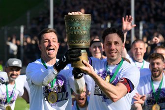 Drittliga-Absteiger Aue hält nach Bär auch Torhüter Männel - Kapitän Marcel Bär (r) geht für Aue auch in der vierten Liga auf Torejagd. Nun verlängerte auch Torhüter Martin Männel. (Archivbild)