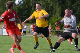 Drittligist führt zur Pause schon mit 12:0 - Die Wildenauer Christian Mädler (Mitte) und Torhüter Marcel Arnold (rechts) reagieren hier auf eine Kopfballvorlage von Patrick Göbel, der sich ebenfalls in die FSV-Torschützenliste eintrug.