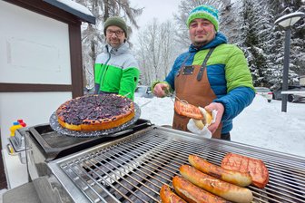 Drive-in an der Loipe im Vogtland: Hier können sich Skifahrer stärken - Thomas Gottschalk (links) und Thomas Schröck verkaufen Kuchen und Gegrilltes am Ahorn-Imbiss in Kottenheide.