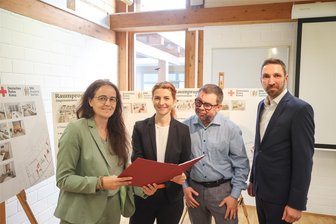 DRK-Berufsfachschule für Pflegeberufe in Chemnitz wächst - Staatssekretärin Dagmar Neukirch (SPD), Geschäftsführerin Diana Lohmann, der ärztliche Direktor Dr. Martin Kaatz und Schulleiter Toralf Hetze (von links) bei der Übergabe des Fördermittelbescheids über 3,2 Millionen Euro.