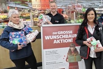 DRK erfüllt gemeinsam mit Kaufland Kinderwünsche - Die Filialleiterinnen von Kauflandübergaben 32 Geschenke der Wunschbaum-Aktion an die Mitarbeiter des Deutschen Roten Kreuz. 