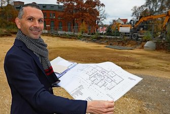 DRK gibt 6,5 Millionen Euro für Neubaukomplex in Werdau aus - Vorstandschef Lars Kretzschmar präsentiert stolz die Baupläne des DRK, die der Wohlfahrtsverband in Werdau umsetzen will.