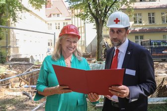 DRK-Krankenhaus in Chemnitz-Rabenstein erhält 600.000 Euro vom Freistaat für Bauvorhaben - Gesundheitsministerin Petra Köpping übergibt den Förderbescheid an den stellvertretenden Geschäftsführer des Krankenhauses Falk Wagner.