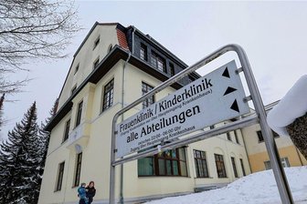 DRK-Krankenhaus Lichtenstein: Harsche Kritik an Klinik-Schließungen - Das Schild ist noch da, die Kinderklinik jedoch geschlossen - "vorübergehend und bis auf Weiteres", wie die Geschäftsleitung stets betont. Mit einem Offenen Brief will der Verein Werkstatt Zukunft Lichtenstein die Debatte befeuern: Ziel sei eine "Wiedereröffnung von Kinder- und Geburtsklinik noch im Jahr 2023".