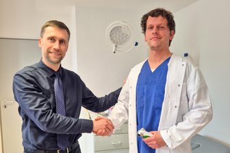 DRK-Krankenhaus Lichtenstein: Neuer Facharzt für Haut- und Geschlechtskrankheiten übernimmt Praxis - Falk Wagner, Geschäftsführer der Gesundheitsdiensleistungs gGmbH Rabenstein (links) mit dem neuen Facharzt Alexander Wedekind.