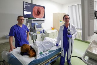 DRK-Krankenhaus Lichtenstein: Neues Kompetenzzentrum „GECKO“ kümmert sich um Magen, Darm und Co. – schon jetzt 100 Anfragen täglich - Die Chefärzte und Doktoren Markus Hänßchen (links) und Alexander Leißring führen ab 1. Dezember das neue Kompetenzzentrum. Zum Spektrum gehören auch Darm- und Magenspiegelungen.
