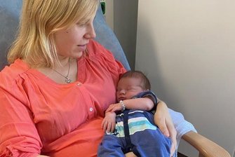DRK-Krankenhaus Rabenstein verzeichnet früh 1000. Geburt - Jessica Schürer aus Chemnitz mit Jubiläumsbaby Kasimir Georg.