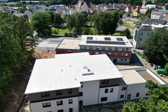 DRK lockt mit Aktionstag und Wette: Schlüpft Werdauer Rathauschef bald in die Rolle des Schaffners? - Blick auf die neue DRK-Geschäftsstelle und den Komplex für betreutes Wohnen, wo sich Interessierte am 29. November umschauen dürfen. Mitarbeiter und Ehrenamtler freuen sich auf zahlreiche Besucher.