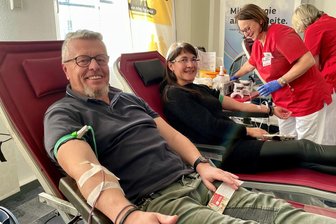 DRK-Ortsverein Beierfeld betreut 40.000. Blutspender seit 1990 - Er ist der 40.000. Blutspender bei den Spenden in Regie des DRK-Ortsvereins Beierfeld: Jörg Bach aus Breitenbrunn. Aber auch Viola Bock wird von Schwester Swettlana für eine Spende „angepiekst“.