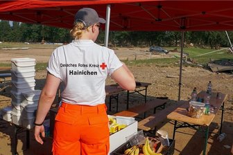 DRK Sachsen rechnet mit längerem Einsatz im Hochwassergebiet - Sächsische Hilfe im Flutgebiet: In Sinzig versorgen Mitglieder des DRK-Kreisverbands Döbeln-Hainichen mehrere Hundert Menschen täglich. Am Mittwoch soll der Einsatz beendet werden.