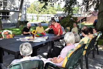 DRK-Tagespflege Reichenbach: Neue Terrasse steht hoch im Kurs - Die schattige Terrasse im Außenbereich der DRK-Tagespflege Reichenbach ist gerade bei diesen sommerlichen Temperaturen bei den Tagesgästen beliebt.