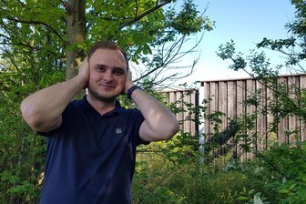 Dröhnende Autobahn: Kommt endlich Lärmschutz fürs Erholungsgebiet an der Talsperre Pirk? - Christian Seidel von der Naherholung Pirk GmbH vor der Bretterwand zur A 72. „Mehr als ein Sichtschutz ist es nicht“, sagt er.