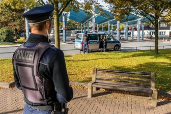Drogen, Gewalt, Straßenkriminalität: Das sind die gefährlichen Orte im Erzgebirge - Polizisten am Olbernhauer Gessingplatz: Er zählt zu den gefährlichen Orten im Erzgebirge.