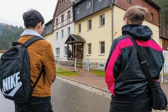 Drogen, häusliche Gewalt, Traumata: Wenn Kinder Hilfe brauchen - Im Kinder- und Jugendzentrum Pobershau lernen die Heranwachsenden wieder Regeln und Strukturen. Zum Tagesablauf gehört auch der Schul- oder Kita-Besuch. "Manche Kinder werden im Heim groß, andere bleiben aufgrund einer Krisensituation im Elternhaus nur ein halbes Jahr", sagt Leiterin Franziska Hielscher.