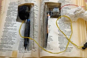Drogen, Handys, Granaten - Versteckspiel auf engstem Raum - Hohlräume sind das A und O, wenn es um Verstecke auf wenigen Quadratmetern geht: In einem Buch findet zum Beispiel eine Tätowiermaschine Platz (linkes Foto). Drogenspürhund Indy ist in einem Haftraum in Waldheim auf der Suche nach Marihuana (rechts).
