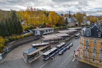 Drogen-Hotspot Annaberg: Erzgebirgerin soll Heroin vertickt haben, doch der wichtigste Zeuge ist tot - Der Busbahnhof in Annaberg-Buchholz mit dem angrenzenden Park gilt als Brennpunkt. Es wird mit Drogen gehandelt. Doch es kam auch schon zu Körperverletzungen und sexuellen Übergriffen.