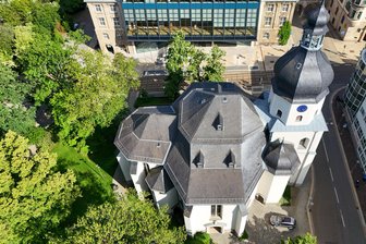 Drogen im Gebüsch und in der Kirchenbank: Das hat ein Pfarrer in der Plauener Innenstadt erlebt - Die Lutherkirche mit dem Lutherpark von oben.
