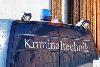 Drogen-Razzia in Satzung: 650 Cannabispflanzen entdeckt - Ein Dutzend Mannschaftswagen der Polizei und mehrere Fahrzeuge der Kriminaltechnik waren im Einsatz.