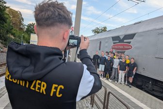 Drogen-Schock statt Dribbling: Warum junge Fußballer den Revolution Train in Stollberg besuchen - Jugendfußballer des Oelsnitzer FC um Trainer Justin Preißler (hinten Mitte) haben den Revolution Train besucht und dafür eigens ein Training sausen lassen.