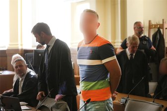 Drogenbande von Colditz: Ein Lamborghini, ein Safe und die Verbindung nach Rochlitz - Das Haus des 38-Jährigen in Colditz soll laut einem Zollfahnder beeindruckend gewesen sein. „Wir waren alle geflasht“, so der Beamte vor Gericht. Er berichtete von Glaswänden, hochwertigen Baumaterialien, Flachbildschirmen, Gaming-Sesseln und weit mehr.