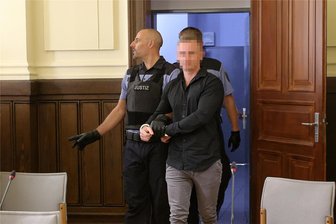 Drogenbande von Colditz: Ermittler überwachten Halle in Rochlitz - Der jüngere der beiden Brüder arbeitete offiziell bei einer Firma in Rochlitz. Hier beim Prozessauftakt, wie er mit Handschellen in den Verhandlungssaal geführt wird.