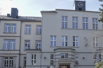 Drogenfahndung: Polizei durchsucht Schulen - In der Gerhart-Hauptmann-Oberschule war am frühen Mittwochmorgen die Polizei im Einsatz. Die Beamten rückten für eine Durchsuchung an, bei der es um Straftaten im Zusammenhang mit Drogen ging. 