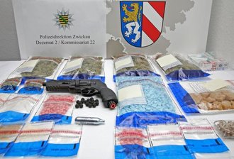 Drogenfund in Hirschfeld: 34-Jähriger nach einem Jahr Ermittlungen festgenommen - Eine Waffe, 1900 Ecstasy-Tabletten und weitere Drogen konnten die Beamten sicherstellen.