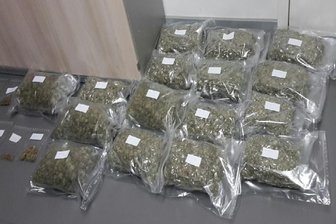 Drogenhandel im großen Stil: Polizei schnappt zwei Tatverdächtige auf frischer Tat - Die Polizei stellte in der Wohnung des 22-jährigen Tatverdächtigen mehrere verschweißte Beutel mit jeweils 500 Gramm Marihuana sicher.