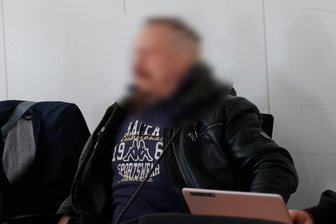 Drogenhandel im Internet: Prozess gegen mutmaßliche Reichsbürger aus Leisnig, Grimma und Colditz vorerst geplatzt - Der 35-jährige Angeklagte beim Prozessauftakt: Laut Staatsanwaltschaft soll er den Drogenhandel organisiert haben.