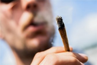 Drogenprozess in Chemnitz: 20-Jähriger schildert vor Gericht, wie man Hasch herstellt - Ein Mann raucht auf diesem Symbolbild einen Joint. Der 20-Jährige, der sich unter anderem wegen Drogenhandel vor dem Amsgericht in Chemnitz verantworten muss, hatte bei der Festnahme in Penig fast 170 Gramm Marihuana dabei.
