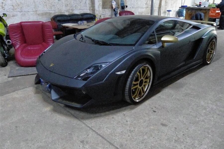 Drogenrazzia in Colditz: Polizei beschlagnahmt auch Luxus-Autos - Auch dieser schwarze Lamborghini wurde beschlagnahmt. 