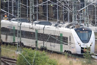 Drohen bald weitere Streiks bei der Mitteldeutschen Regiobahn? - Ein MRB-Zug am Hauptbahnhof Dresden. Ein Streik am Samstag hatte zu Ausfällen geführt.