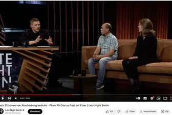 Pham Phi Son wirkte auf dem Late-Night-Sofa etwas verloren.
