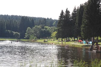Drohende Geldnot: Stadtrat von Johanngeorgenstadt genehmigt Zuschuss an Freibad-Betreiber - Die Saison 2023 im Freibad Johanngeorgenstadt ist teilweise verregnet gewesen.