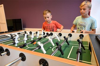 Drohende Schließung von Chemnitzer Jugendclubs: Was wäre, wenn das „LP2“ wirklich dicht machen müsste? - Ben und Luca sind regelmäßig im „LP2“. In dem Club finden Kinder und Jugendliche viele Spielangebote. Über Spenden aus Einkaufsmärkten werden auch Snacks organisiert.