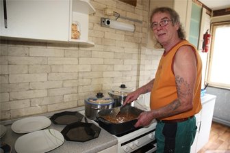 Drohende Zwangsräumung des Regenbogenhauses in Zwickau: In welchem Dilemma die Bewohner stecken - Peter Rohde ist nicht nur der Sprecher der Bewohner des Regenbogenhauses sondern auch deren Chefkoch. Am Dienstag kochte er Szegediner Gulasch. Die Küche hätte er im neuen Quartier an der Erlmühlenstraße nicht mehr.